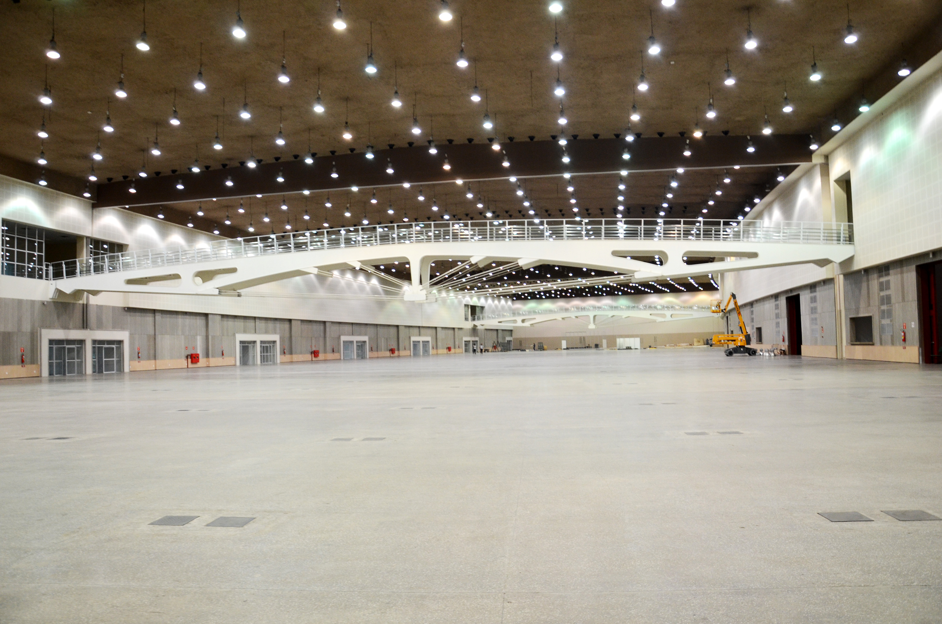 Cada pavilhão tem 13500 metros quadrados de área Cada pavilhão tem 13500 metros quadrados de área