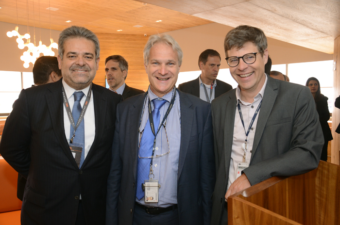 Captain Sergio Quito, da Gol, com Olivier Foussat e Benjamin Bordet, da AirFrance-KLM Captain Sergio Quito, da Gol, com Olivier Foussat e Benjamin Bordet, da AirFrance-KLM