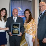 Carlos Vasquez e Juliana Abrantes, da Esferatur, entre Carolina Oriccho e Altamiro Medici
