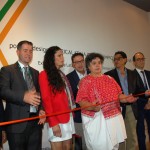 Corte da fita com a embaixadora Beatriz Parede e autoridades