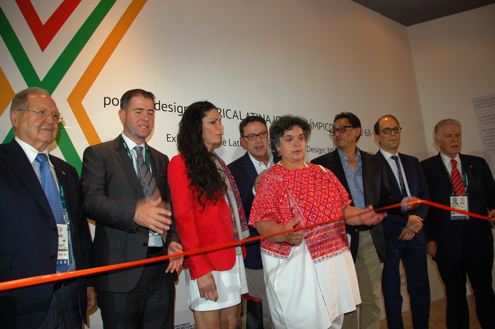 Corte da fita com a embaixadora Beatriz Parede e autoridades Corte da fita com a embaixadora Beatriz Parede e autoridades