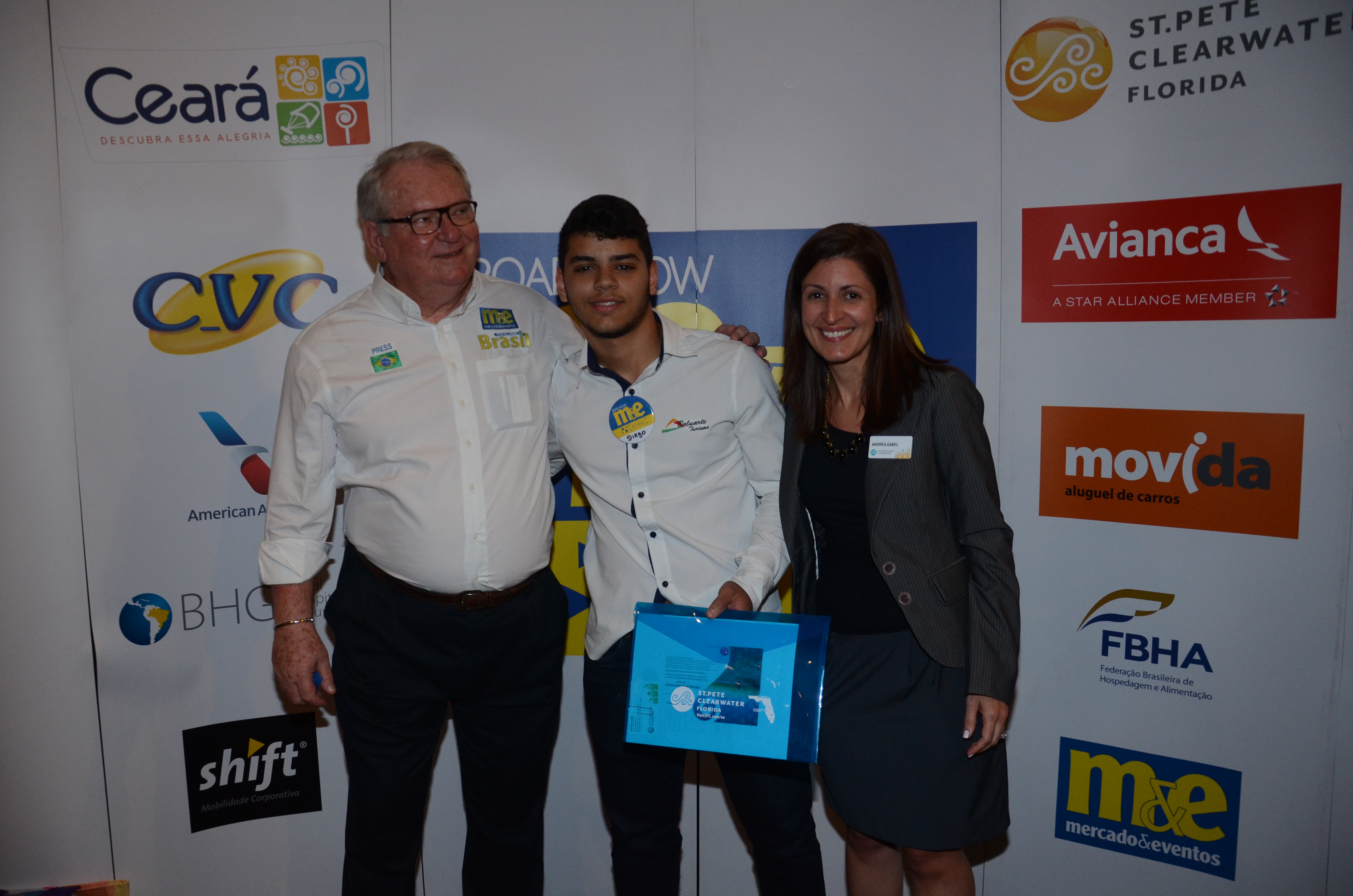 Diego Peixoto, da Baluarte Turismo, entre Roy Taylor, do M&E, e Andrea Gabel, de St. Pete & Clearwater