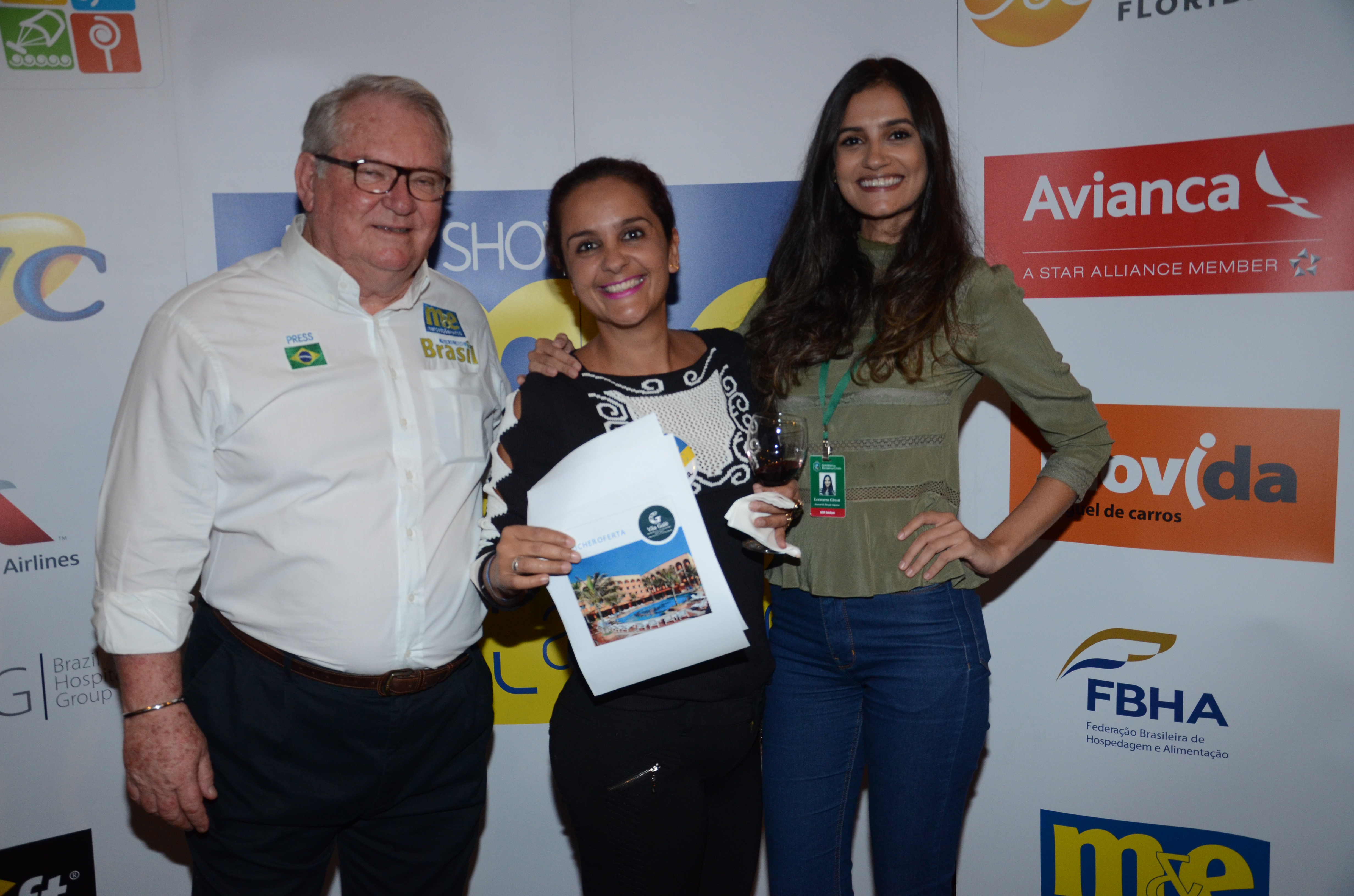 Daniela Araújo, da Brumatur, entre Roy Taylor, do M&E, e Lucilene Carvalho, do Setur-CE Daniela Araújo, da Brumatur, entre Roy Taylor, do M&E, e Lucilene Carvalho, do Setur-CE