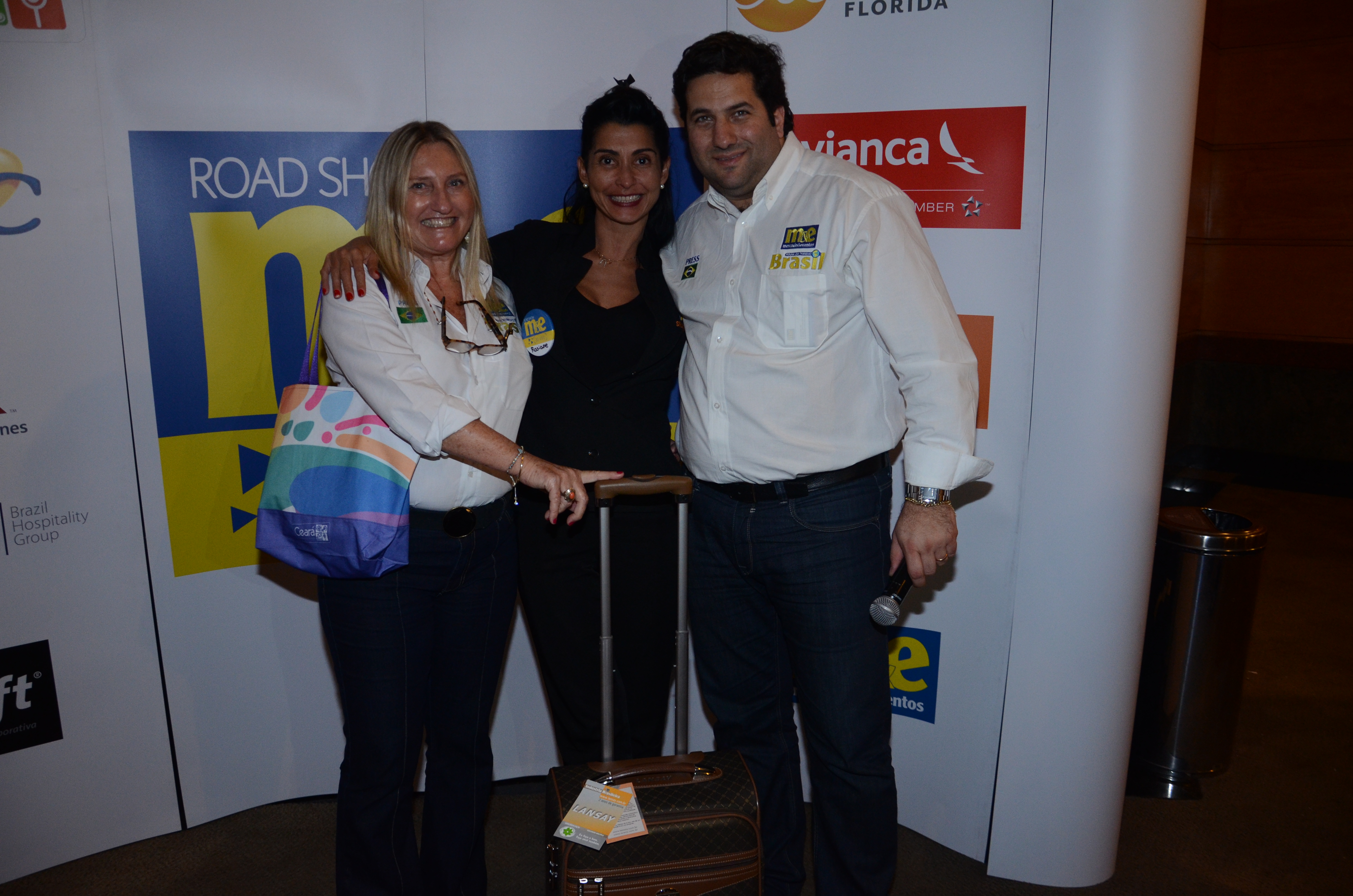Rosiane Saliba, da São José Viagens, entre Rosa Masgrau e Vitor Bauab, do M&E, ganhou uma mala da Lansay Rosiane Saliba, da São José Viagens, entre Rosa Masgrau e Vitor Bauab, do M&E, ganhou uma mala da Lansay