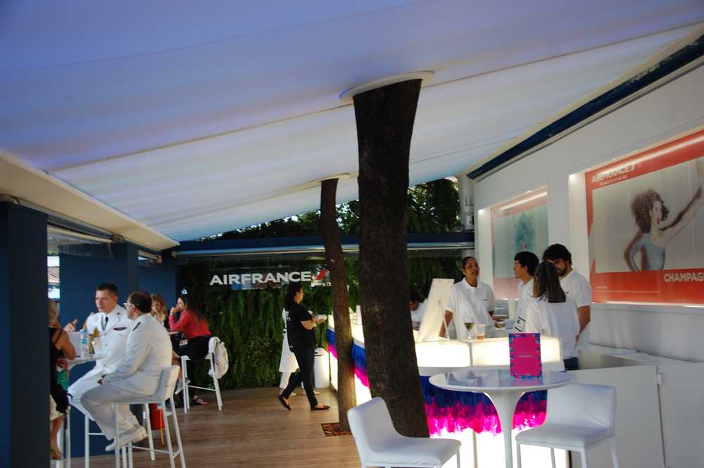 Decoração com bar no lounge da Air France Decoração com bar no lounge da Air France