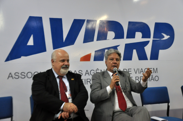 Evandro Oliveira, presidente da Avirrp, com Márcio Santiago, do Ribeirão Preto CVB