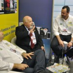 Evandro Oliveira, presidente da Avirrp, conversa com Vitor Bauab e João Taylor, do M&E