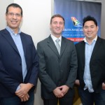 Fabio Marasca, da SAA, entre Paulo Padula e Fernando Tanaka, da Decolar.com