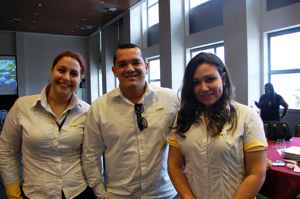 Felipe Aguiar com Jane Coutinho e Amanda Ferreira, da CVC Felipe Aguiar com Jane Coutinho e Amanda Ferreira, da CVC