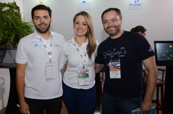 Fernando Arruda e Juliana Molina, do Infinity Blue, e Alan de França, da Azul Viagens