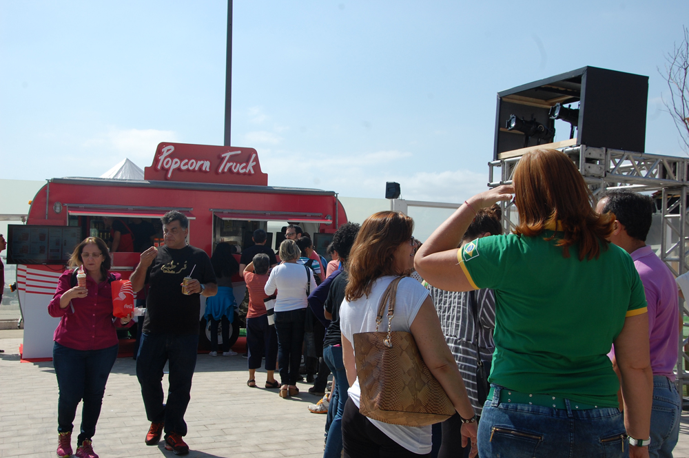 Food trucks atendem o público Food trucks atendem o público