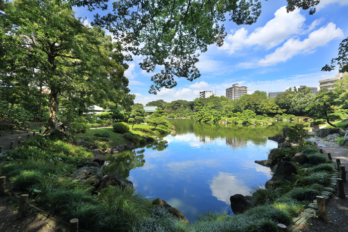 Jardins de Kiyosumi Às margens do Rio Sumida (Foto: © TCVB) Jardins de Kiyosumi Às margens do Rio Sumida (Foto: © TCVB)