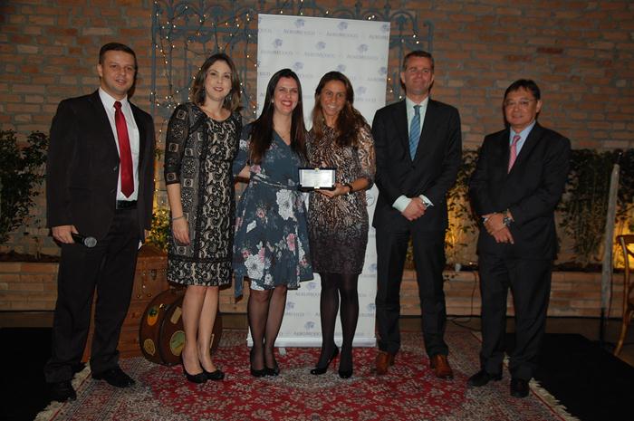 Juliana Abrantes, da Esferatur recebe prêmio da Aeromexico Juliana Abrantes, da Esferatur recebe prêmio da Aeromexico