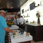 Lounge da American com bar e canapés para convidados