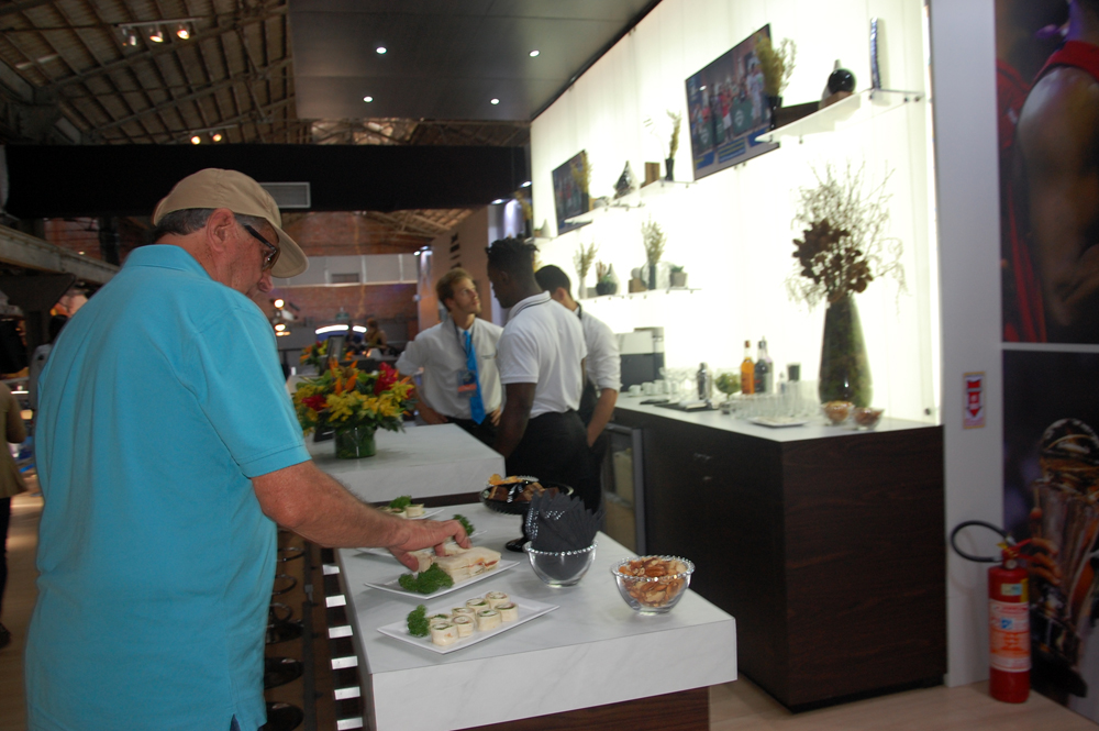 Lounge da American com bar e canapés para convidados Lounge da American com bar e canapés para convidados