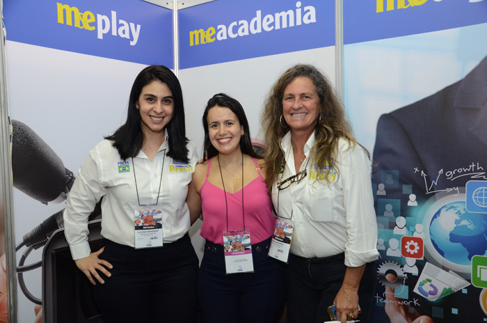 Luciana Fernandes e Mari Masgrau, do M&E, com Juliana Assumpção, da Aviesp