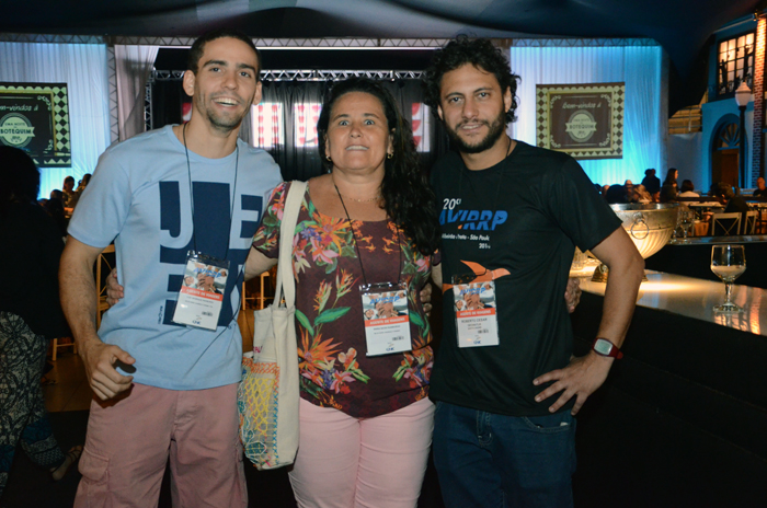 Luiz Henrique e Maria Nices, da Ramburgo de Oliveira Viagens, e Roberto Cesar, da Geomatur