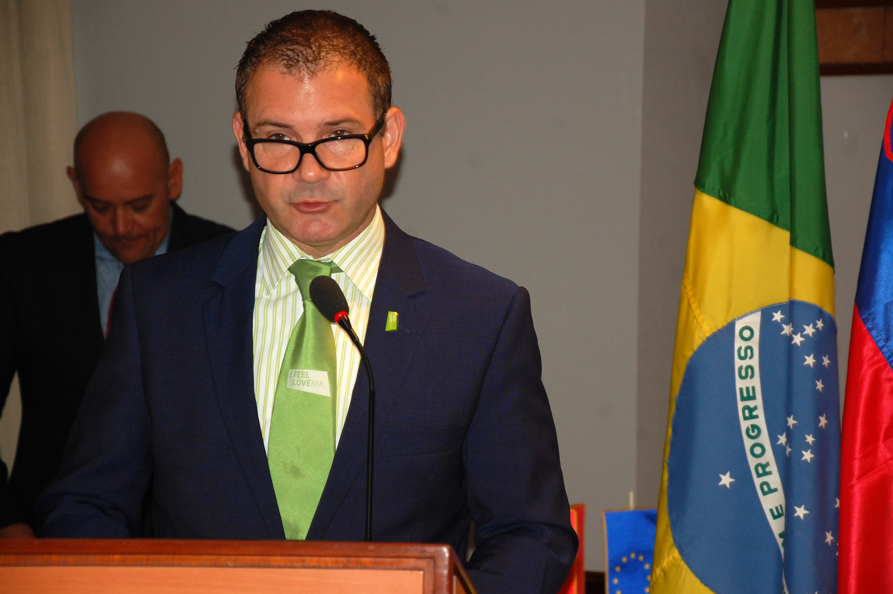 O embaixador da Eslovênia, Alain Bergant saúda os agentes O embaixador da Eslovênia, Alain Bergant saúda os agentes