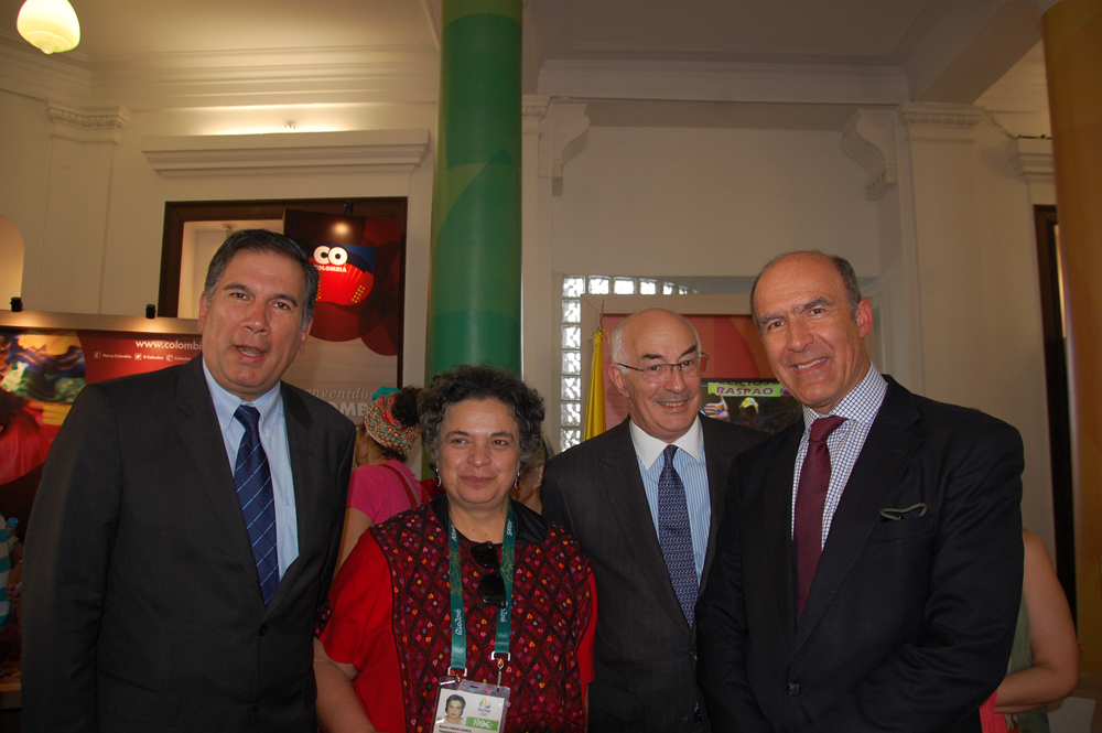 O vice-ministro Juan Pablo, a embaixadora do México, o embaixador Alejandro Borda e o executivo Bernardo Vargas O vice-ministro Juan Pablo, a embaixadora do México, o embaixador Alejandro Borda e o executivo Bernardo Vargas