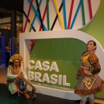 Personagens caracterizados atraem a atenção dos turistas