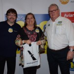 Luciana Gomes, da By Lu, entre Ricardo Silva, da American Airlines, e Roy Taylor, do M&E