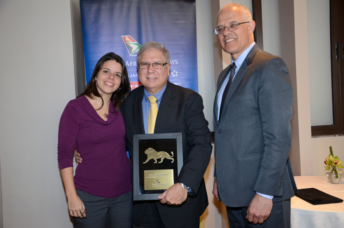 Richard Karol, da Wings, entre Fernanda Palhares e Altamiro Medici, da SAA