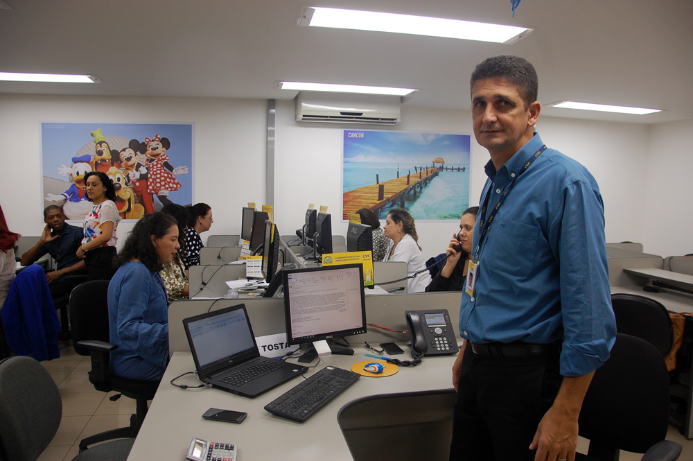 Roson Tosta, supervisor de Vendas no atendimento a agências e sua equipe Roson Tosta, supervisor de Vendas no atendimento a agências e sua equipe