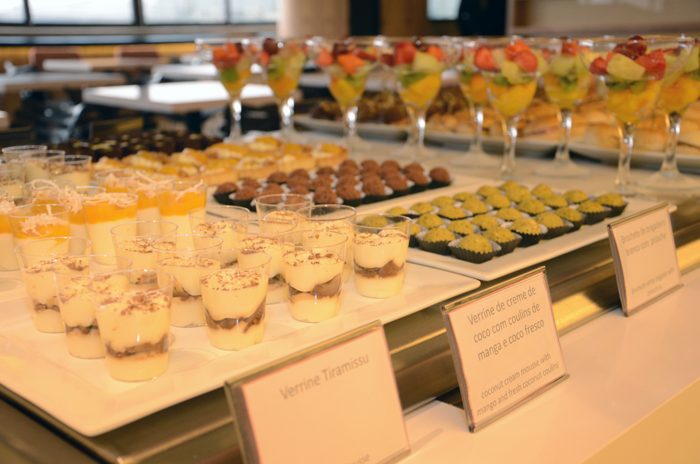 Alimentos servidos no buffet do Lounge Alimentos servidos no buffet do Lounge