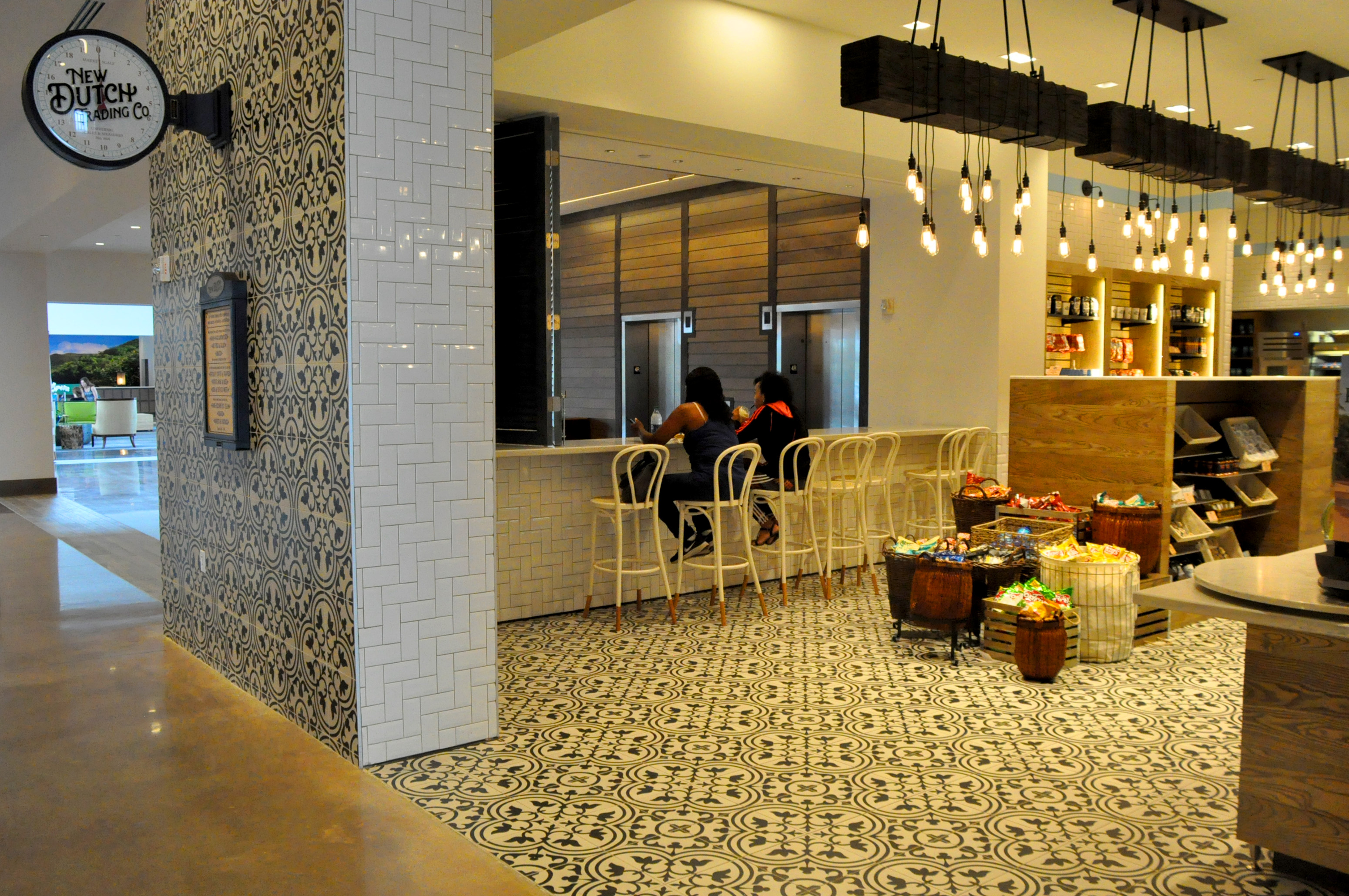 Um dos quatro restaurantes que ficam dentro do Loews Sapphire Falls