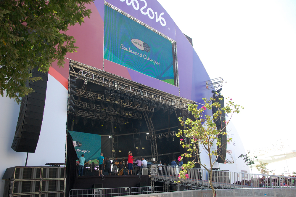 Um grande palco foi montado na praça Mauá Um grande palco foi montado na praça Mauá