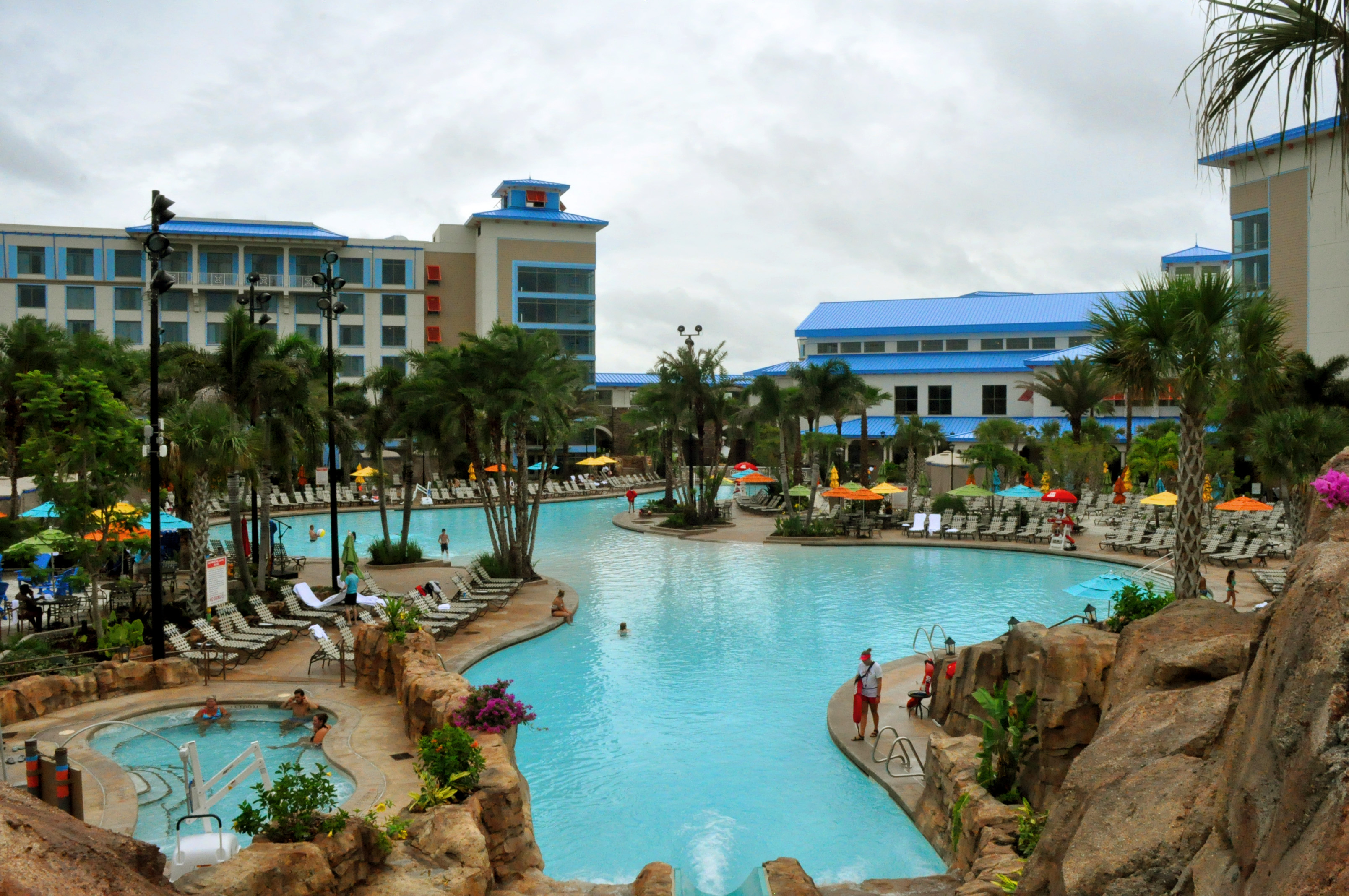 Vista geral da área de lazer e piscinas do Loews