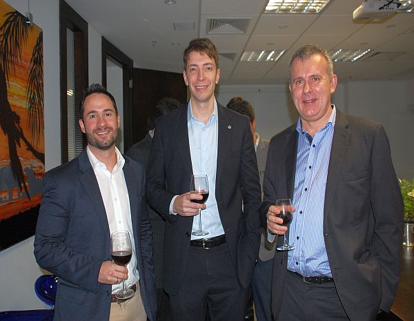 Pedro Gutemberg, diretor comercial affinity da QBE Brasil, ladeado por Mauricio Barros, superintendente comercial, e Jérôme Garnier, CEO, ambos da April
