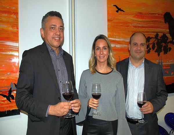 Marcela Daguer, marketing e vendas da QBE Brasil, ladeada por Cesar Sousa, CEO da April Digital, e Marcelo Constantino, superintendente de Marketing da April Seguros