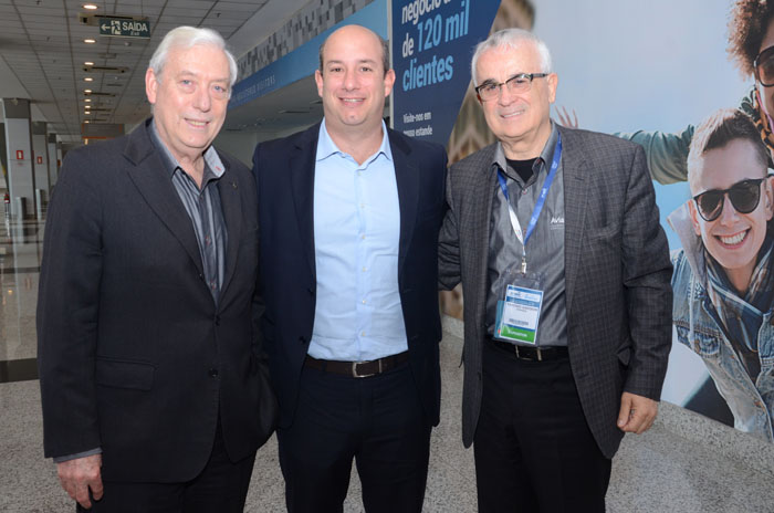 Alexander Hain, da R11, entre Ian Gillespie e Tarcisio Gargioni, da Avianca