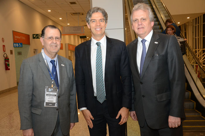 Antonio Azevedo,  PAulo Henrique Amorim, e Edmar Bull, presidente da  Abav