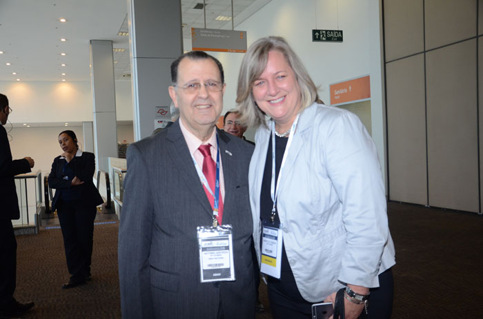 Antonio Azevedo, da Abav Nacional, com Annette Tauber, da Lufthansa