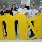Beatriz Spira, da Azul, Antonio Americo e José Mario Caprioli, da Azul Linhas Aereas, com Roy Taylor, do M&E