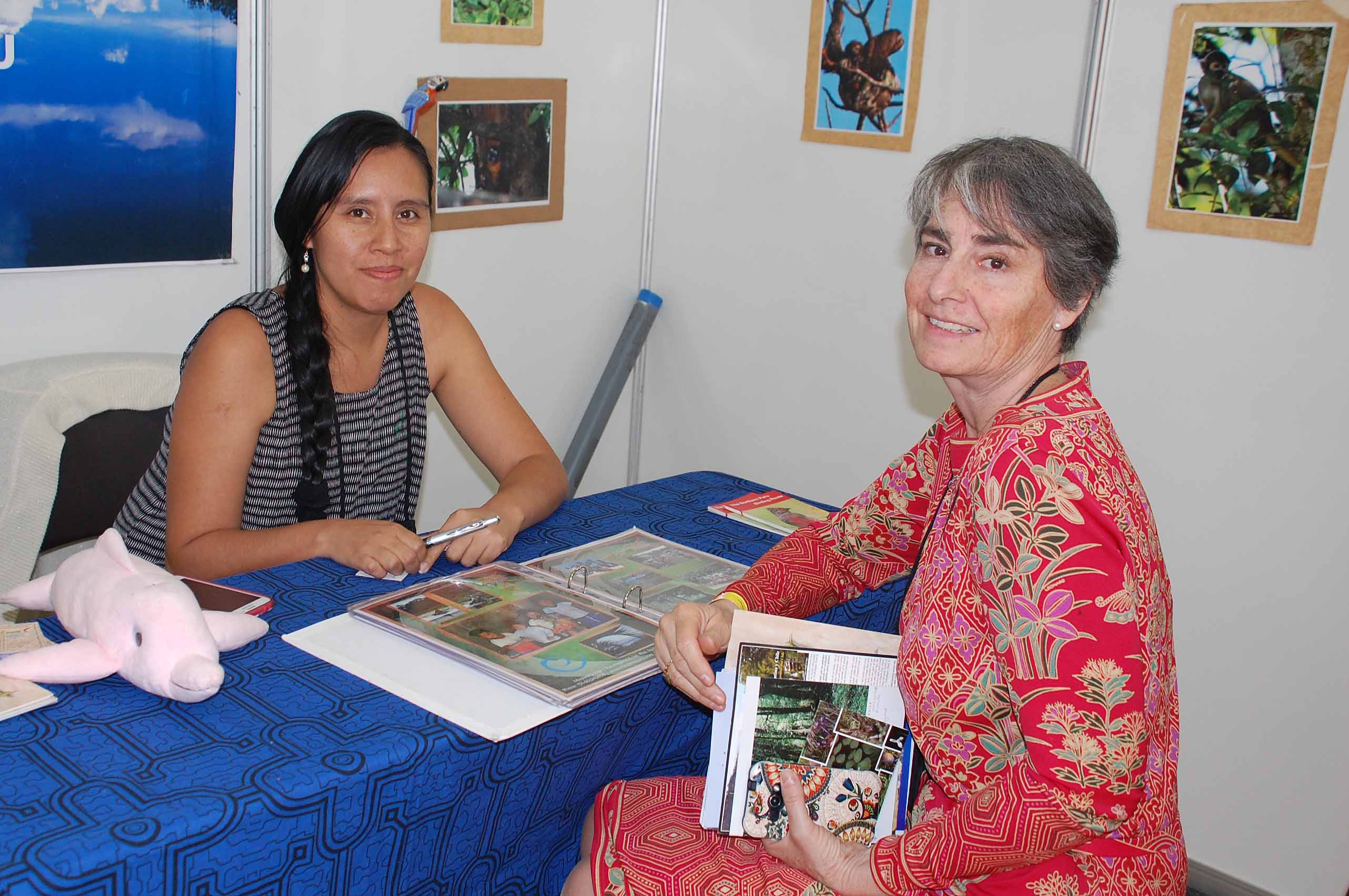 Carolina Arrué, da Muyuna Amazon Lodge atendendo compradora Carolina Arrué, da Muyuna Amazon Lodge atendendo compradora