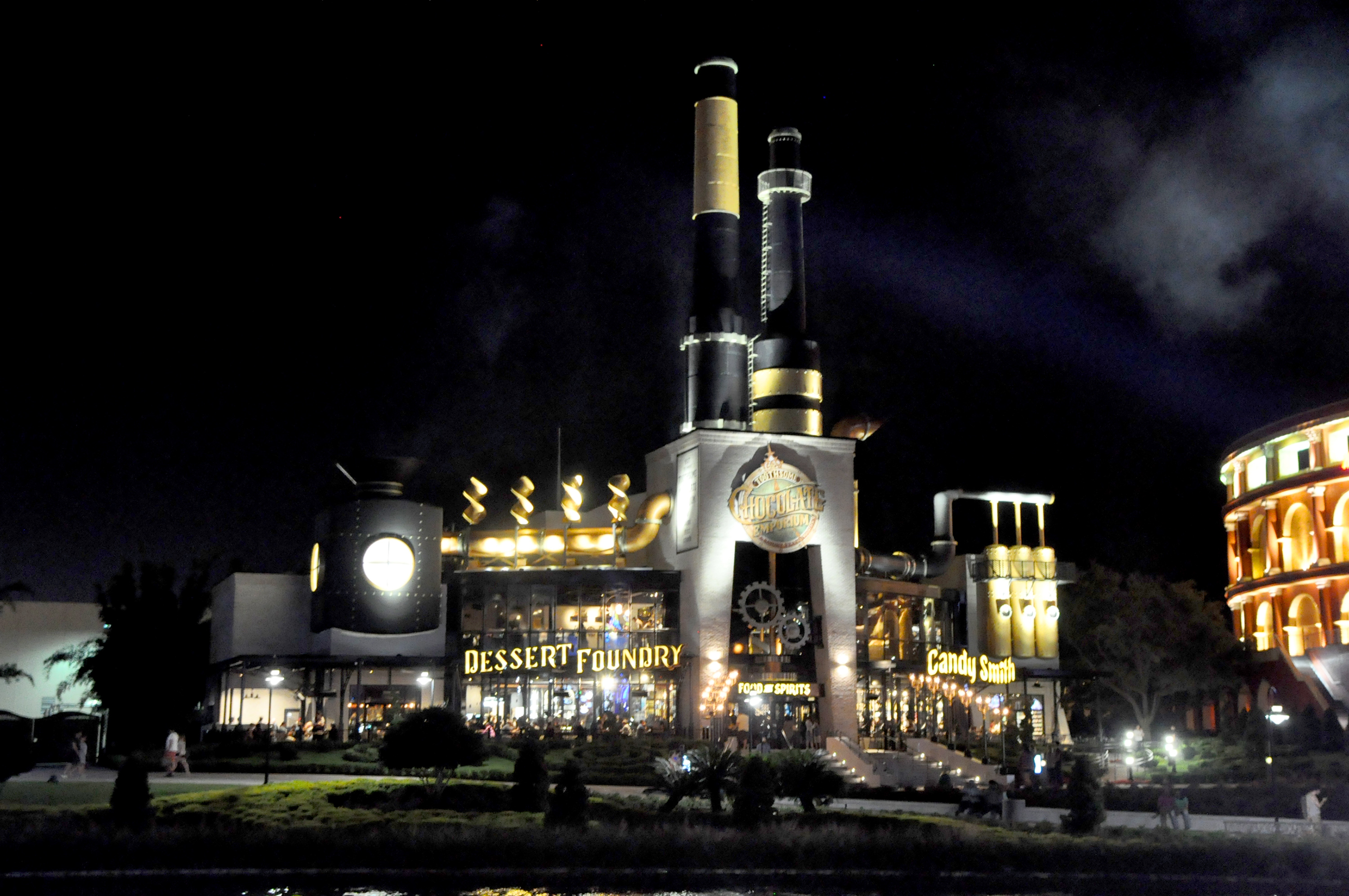 Chocolate Emporium durante a noite Chocolate Emporium durante a noite