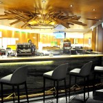 O bar no centro do lounge fica agitado nas horas mais badaladas