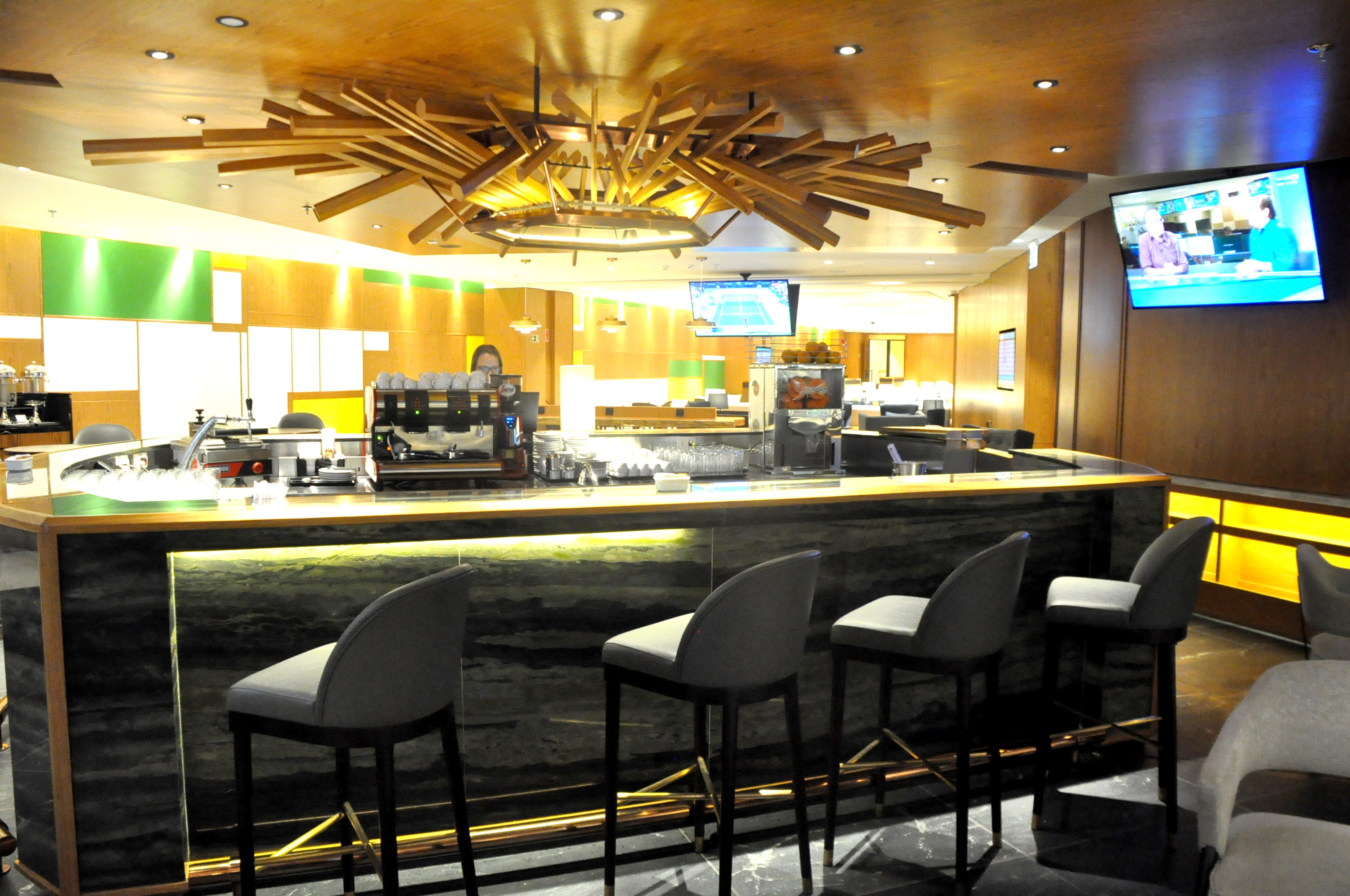 O bar no centro do lounge fica agitado nas horas mais badaladas O bar no centro do lounge fica agitado nas horas mais badaladas