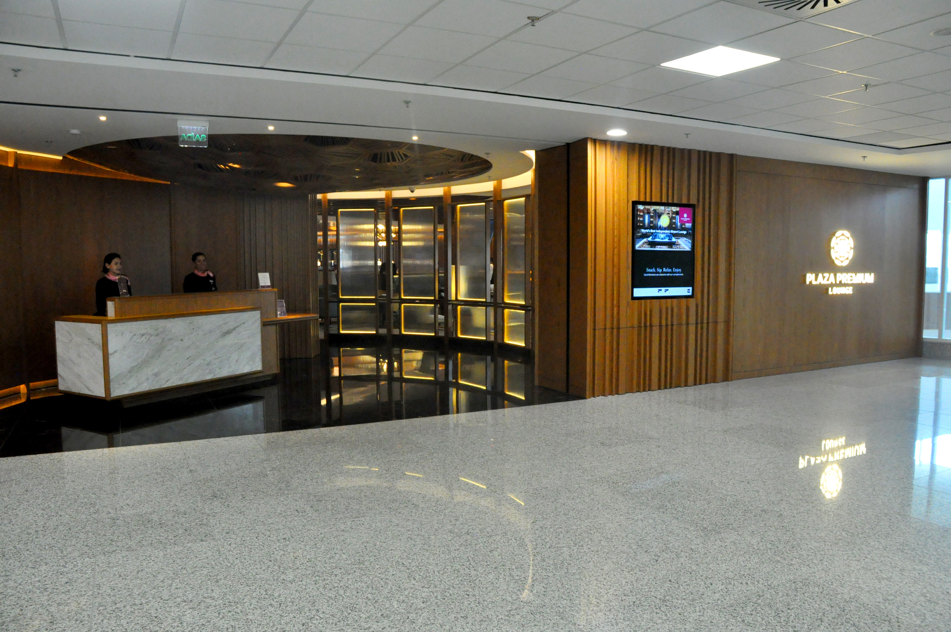 Entrada do Plaza Premium Lounge na área internacional
