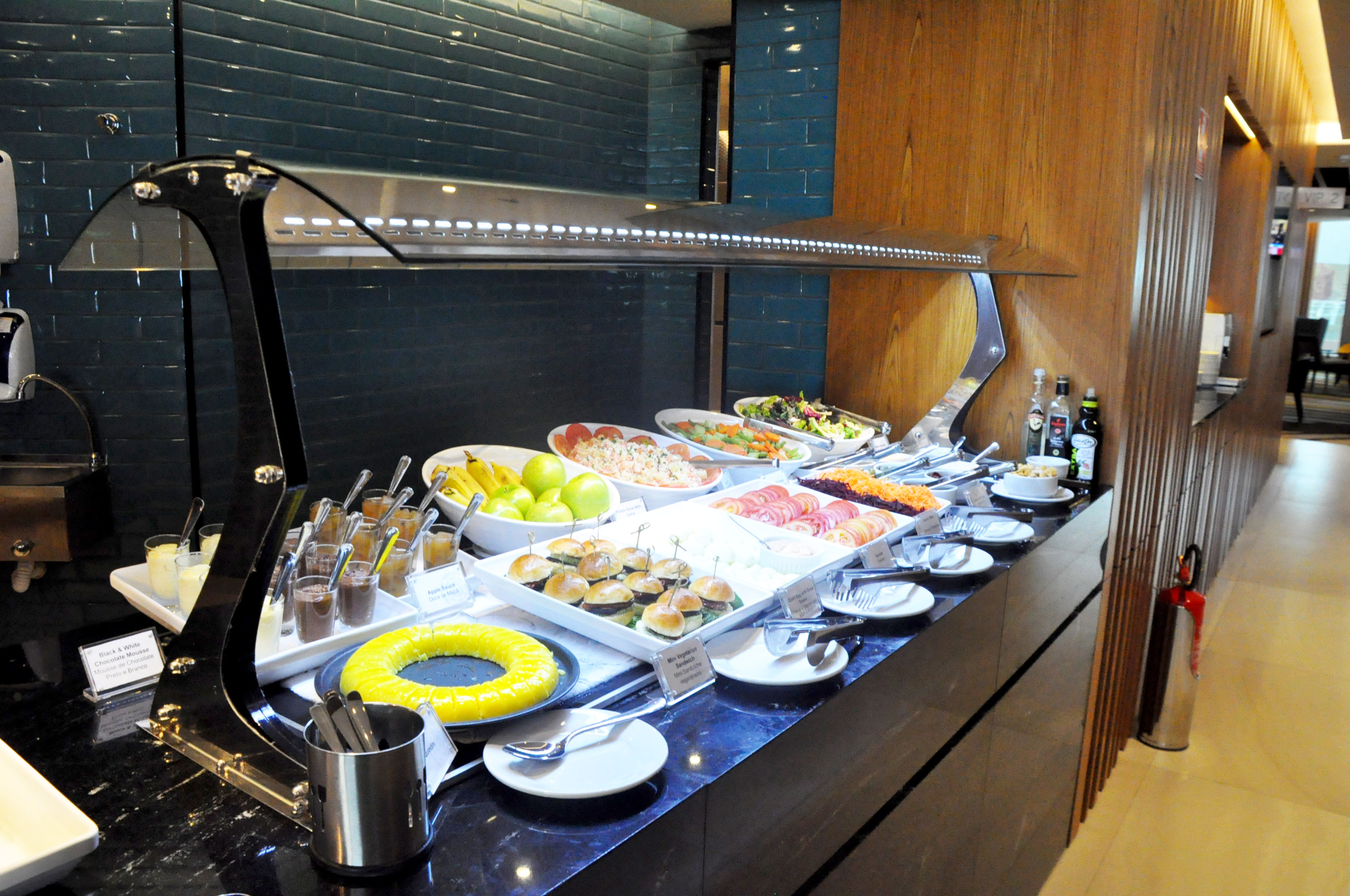 Buffet de doces, saladas e frios Buffet de doces, saladas e frios