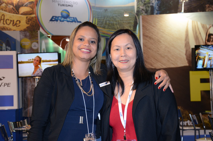 Daiana Moreira, da Abracorp, e Aline Haranaka, da Aviesp, comemoram o anivesário na Abav Expo 2016