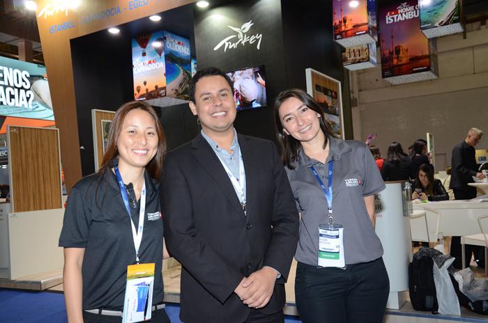 Fernanda Harada, Douglas Araujo e Esra Serpen Coelho, da Turkish Airlines