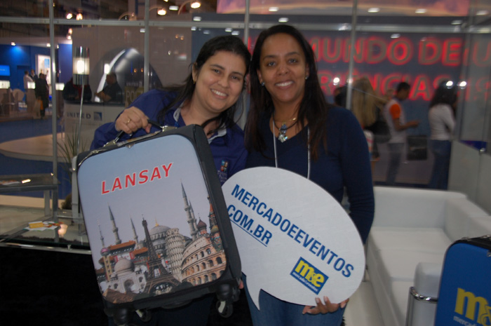 Fernanda  Rocha, da Aprecesp ganhou a mala da Lansay no último dia da Abav Expo