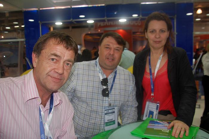 Flávio Agostini e Ana Vieira da setur de Brusque com o hoteleiro Daniel Klein
