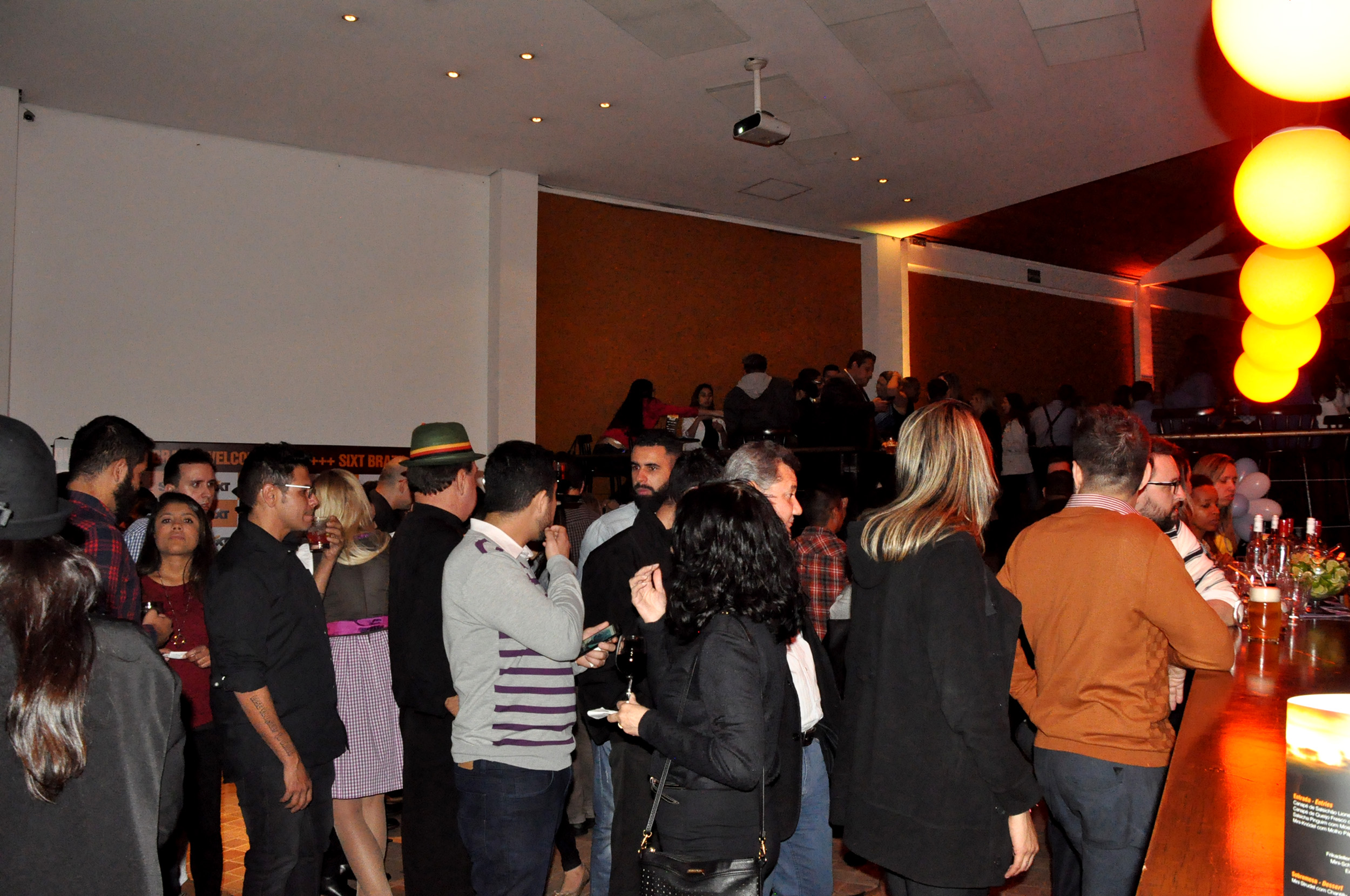 Grande movimento no bar em festa típica alemã Grande movimento no bar em festa típica alemã
