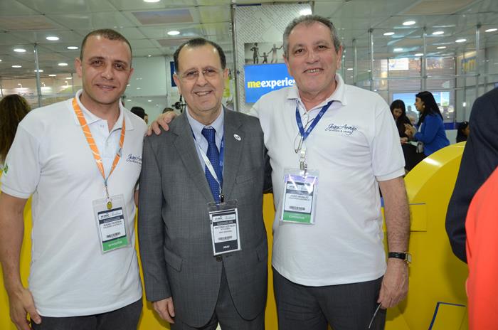 Isaías Pereira e João Araújo, da Cruzeiros Australis, com Antonio Azevedo, vp da ICCABAV