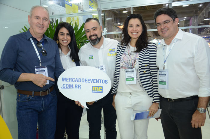 John Davies e Rodrigo Lins, do Nannai Muro Alto, Luciana Fernandes e Anderson Masetto, do M&E, e Luciana Nunes, da Exclusiva BR John Davies e Rodrigo Lins, do Nannai Muro Alto, Luciana Fernandes e Anderson Masetto, do M&E, e Luciana Nunes, da Exclusiva BR